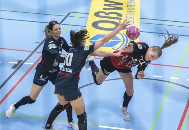 <p>29 04 2023-Bad Langensalza: Handball Frauen 1. Bundesliga Frauen Saison 2022-2023 Salzhalle 22. Spieltag Thueringer HC - Neckarsulmer Sport-Union im Foto: Annika Lott 21 (Thüringer HC) im Zweikampf mit Daphne Gautschi 10 (Neckarsulmer Sport-Union) und Carmen Moser 77 (Neckarsulmer Sport-Union) ( Deutschland Thueringen Bad Langensalza Copyright: SaschaxFromm