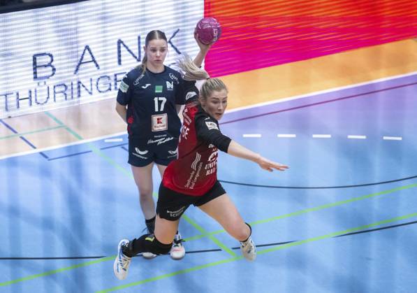 <p>29 04 2023-Bad Langensalza: Handball Frauen 1. Bundesliga Frauen Saison 2022-2023 Salzhalle 22. Spieltag Thueringer HC - Neckarsulmer Sport-Union im Foto: Nathalie Hendrikse 6 (Thüringer HC) im Zweikampf mit Lin Johannsen 17 (Neckarsulmer Sport-Union) ( Deutschland Thueringen Bad Langensalza Copyright: SaschaxFromm