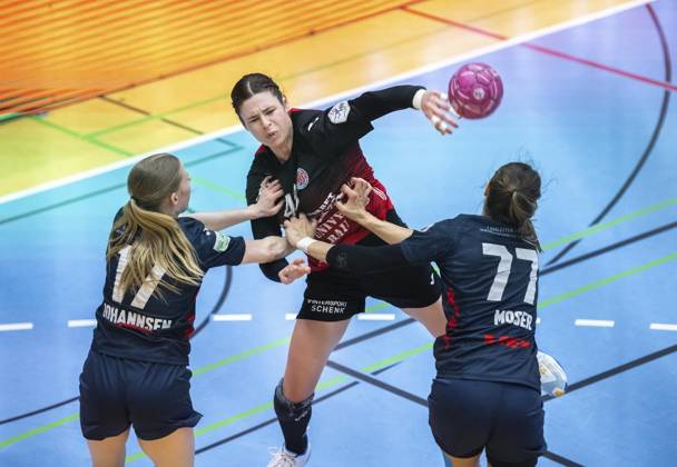 <p>29 04 2023-Bad Langensalza: Handball Frauen 1. Bundesliga Frauen Saison 2022-2023 Salzhalle 22. Spieltag Thueringer HC - Neckarsulmer Sport-Union im Foto: Jennifer Rode 43 (Thüringer HC) im Zweikampf mit Lin Johannsen 17 (Neckarsulmer Sport-Union) und Carmen Moser 77 (Neckarsulmer Sport-Union) ( Deutschland Thueringen Bad Langensalza Copyright: SaschaxFromm