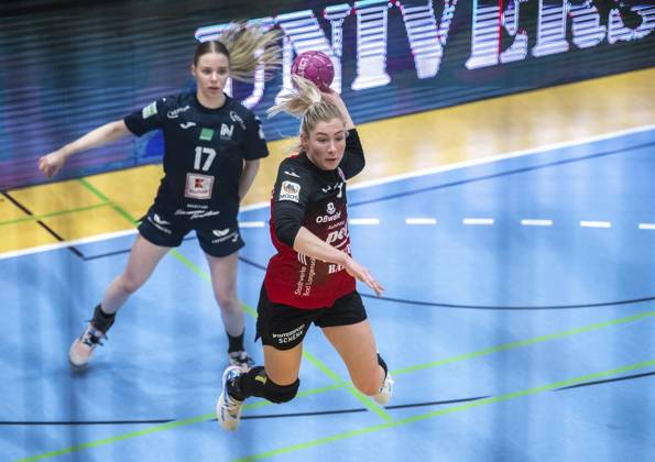 <p>29 04 2023-Bad Langensalza: Handball Frauen 1. Bundesliga Frauen Saison 2022-2023 Salzhalle 22. Spieltag Thueringer HC - Neckarsulmer Sport-Union im Foto: Nathalie Hendrikse 6 (Thüringer HC) im Zweikampf mit Lin Johannsen 17 (Neckarsulmer Sport-Union) ( Deutschland Thueringen Bad Langensalza Copyright: SaschaxFromm