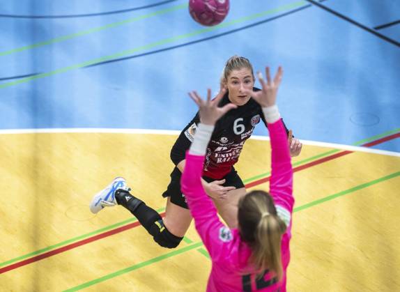 <p>29 04 2023-Bad Langensalza: Handball Frauen 1. Bundesliga Frauen Saison 2022-2023 Salzhalle 22. Spieltag Thueringer HC - Neckarsulmer Sport-Union im Foto: Nathalie Hendrikse 6 (Thüringer HC) versucht Sarah Wachter 12 (Neckarsulmer Sport-Union) mit einem Heber zu überwinden ( Deutschland Thueringen Bad Langensalza Copyright: SaschaxFromm