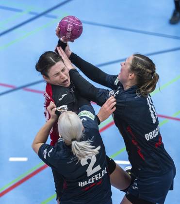 <p>29 04 2023-Bad Langensalza: Handball Frauen 1. Bundesliga Frauen Saison 2022-2023 Salzhalle 22. Spieltag Thueringer HC - Neckarsulmer Sport-Union im Foto: Jennifer Rode 43 (Thüringer HC) im Zweikampf mit Laila Ihlefeldt 2 (Neckarsulmer Sport-Union) und Annefleur Bruggeman 11 (Neckarsulmer Sport-Union) ( Deutschland Thueringen Bad Langensalza Copyright: SaschaxFromm