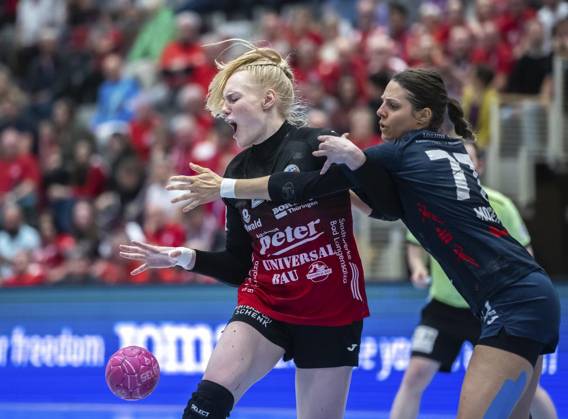 <p>29 04 2023-Bad Langensalza: Handball Frauen 1. Bundesliga Frauen Saison 2022-2023 Salzhalle 22. Spieltag Thueringer HC - Neckarsulmer Sport-Union im Foto: Johanna Reichert 29 (Thüringer HC) im Zweikampf mit Carmen Moser 77 (Neckarsulmer Sport-Union) ( Deutschland Thueringen Bad Langensalza Copyright: SaschaxFromm