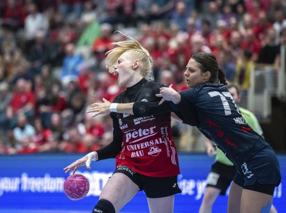 <p>29 04 2023-Bad Langensalza: Handball Frauen 1. Bundesliga Frauen Saison 2022-2023 Salzhalle 22. Spieltag Thueringer HC - Neckarsulmer Sport-Union im Foto: Johanna Reichert 29 (Thüringer HC) im Zweikampf mit Carmen Moser 77 (Neckarsulmer Sport-Union) ( Deutschland Thueringen Bad Langensalza Copyright: SaschaxFromm