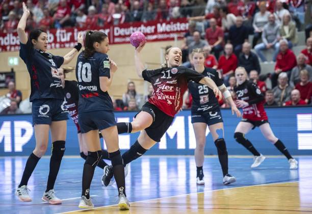 <p>29 04 2023-Bad Langensalza: Handball Frauen 1. Bundesliga Frauen Saison 2022-2023 Salzhalle 22. Spieltag Thueringer HC - Neckarsulmer Sport-Union im Foto: Vilma Matthhijs 11 (Thüringer HC) im Zweikampf mit Daphne Gautschi 10 (Neckarsulmer Sport-Union) ( Deutschland Thueringen Bad Langensalza Copyright: SaschaxFromm