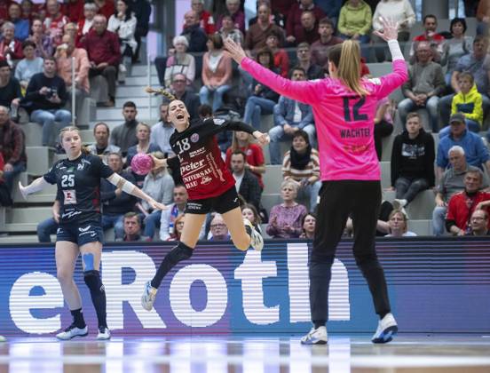 <p>29 04 2023-Bad Langensalza: Handball Frauen 1. Bundesliga Frauen Saison 2022-2023 Salzhalle 22. Spieltag Thueringer HC - Neckarsulmer Sport-Union im Foto: Johanna Stockschläder 18 (Thüringer HC) im Zweikampf mit Sarah Wachter 12 (Neckarsulmer Sport-Union) ( Deutschland Thueringen Bad Langensalza Copyright: SaschaxFromm