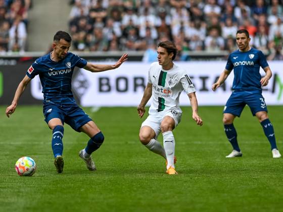 Florian Neuhaus Borussia Moenchengladbach, 32 lets the ball clap before Erhan Masovic VfL Bochum, 04 can intervene Behind Kevon Stoeger VfL Bochum, 07 Borussia Moenchengladbach vs VfL Bochum, Football, Bundesliga, 31 Matchday, Saison 2022 2023, 06 05 2023 DFB DFL Regulations prohibit any use of Photographs as image sequences and or quasi video Borussia Moenchengladbach vs VfL Bochum, Football, Bundesliga, 31 Spieltag, Saison 2022 2023, 06 05 2023 Moenchengladbach Copyright: xEibner-Pressefoto ThomasxHaeslerx EP_EER