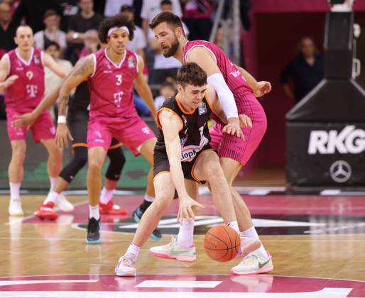 Leon Kratzer Telekom Baskets Bonn vs Juan Nunez ratiopharm ulm Photo Jörn Wolter