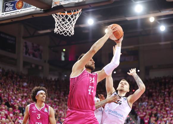 Leon Kratzer Telekom Baskets Bonn vs Arnas Velicka NINERS Chemnitz , Playoffs Quarterfinals Game 1