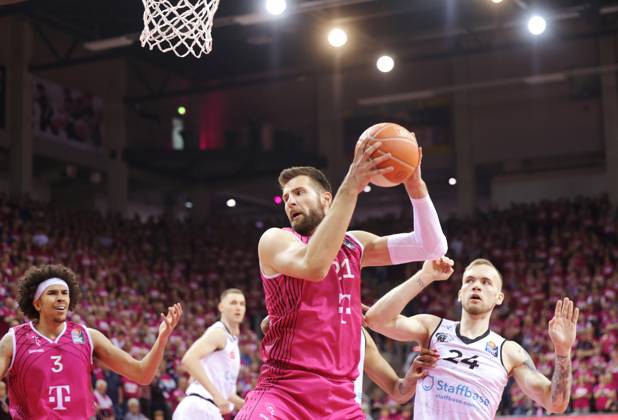 Leon Kratzer Telekom Baskets Bonn vs Arnas Velicka NINERS Chemnitz , Playoffs Quarterfinals Game 1