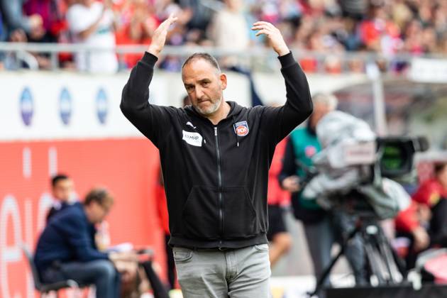 Frank Schmidt FC Heidenheim, head coach cheers on fans 1 FC Heidenheim vs SV Sandhausen, 2 Fussball Bundesliga, 33 Spieltag, 20 05 2023, Saison 2022 2023 DFL REGULATES PROHIBIT ANY USE OF PHOTOGRAPHS AS IMAGE SEQUENCES AND OR QUASI VIDEO 1 FC Heidenheim 1846 vs SV Sandhausen, 2 Fussball Bundesliga, 20 05 2023, 33 Spieltag Heidenheim Copyright: xEibner-Pressefoto RogerxBuerkex EP_EER