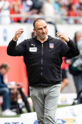 Frank Schmidt FC Heidenheim, head coach cheers on fans 1 FC Heidenheim vs SV Sandhausen, 2 Fussball Bundesliga, 33 Spieltag, 20 05 2023, Saison 2022 2023 DFL REGULATES PROHIBIT ANY USE OF PHOTOGRAPHS AS IMAGE SEQUENCES AND OR QUASI VIDEO 1 FC Heidenheim 1846 vs SV Sandhausen, 2 Fussball Bundesliga, 20 05 2023, 33 Spieltag Heidenheim Copyright: xEibner-Pressefoto RogerxBuerkex EP_EER