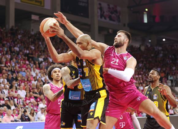 Leon Kratzer Telekom Baskets Bonn vs Shonn Miller MHP RIESEN Ludwigsburg , Playoffs Semifinal Game 1
