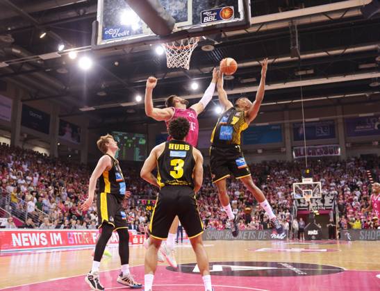 Leon Kratzer Telekom Baskets Bonn vs Shonn Miller MHP RIESEN Ludwigsburg , Playoffs Semifinal Game 1
