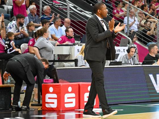 Tyron Mccoy Ratiopharm Ulm, assistant coach is satisfied Behind Anton Gavel Ratiopharm Ulm, head coach Telekom Baskets Bonn vs ratiopharm Ulm, basketball, easy Credit BBL, 1 final, season 2022 2023, 09 06 2023 Telekom Baskets Bonn vs ratiopharm Ulm, basketball, easy Credit BBL, season 2022 2023, 1 final, 09 06 2023 Bonn Copyright: xEibner-Pressefoto ThomasxHaeslerx EP_EER