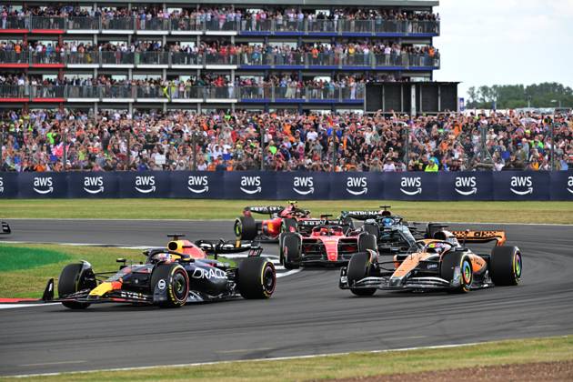 01 VERSTAPPEN Max (nld), Red Bull Racing RB19, 81 PIASTRI Oscar (aus), McLaren F1 Team MCL60, action during the 2023 Formula 1 Aramco British Grand Prix, 10th round of the 2023 Formula One World Championship, WM, Weltmeisterschaft from July 7 to 9, 2023 on the Silverstone Circuit, in Silverstone, United Kingdom Copyright: xDppi DPPI IPAxSportx xipa-agencyx xIPAxSportx 0 IPA_IPA39142384