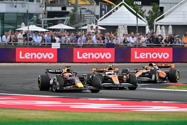 01 VERSTAPPEN Max (nld), Red Bull Racing RB19, 04 NORRIS Lando (gbr), McLaren F1 Team MCL60, action during the 2023 Formula 1 Aramco British Grand Prix, 10th round of the 2023 Formula One World Championship, WM, Weltmeisterschaft from July 7 to 9, 2023 on the Silverstone Circuit, in Silverstone, United Kingdom Copyright: xDppi DPPI IPAxSportx xipa-agencyx xIPAxSportx 0 IPA_IPA39142410