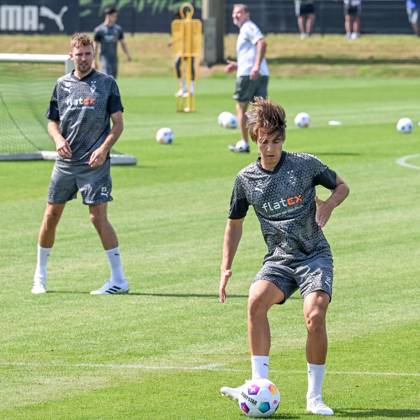 Florian Neuhaus Borussia Moenchengladbach, 32 puts the ball across Behind Christoph Kramer Borussia Moenchengladbach, 23 Borussia Moenchengladbach, football, 1 Bundesliga, training, season 2023 2024, 11 07 2023 Borussia Moenchengladbach, football, 1 Bundesliga, training, season 2023 2024, 11 07 2023 Moenchengladbach Copyright: xEibner-Pressefoto ThomasxHaeslerx EP_EER