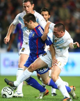 Soccer - UEFA European Championship, EM, Europameisterschaft 2008 Qualifying, Group B, France vs Scotland - Paris France s Franck Ribery battles for the ball during the UEFA European Championship Qualifying match, Group B, France vs Scotland at at Park des Princes in Paris, France on September 12, 2007. Photo Christian Liewig ABACAPRESS.COM Paris France Copyright: xLiewigxChristian ABACAx 131502_03 LiewigxChristian ABACAx 131502_03