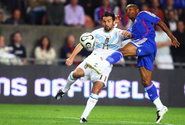 Soccer - UEFA European Championship, EM, Europameisterschaft 2008 Qualifying, Group B, France vs Scotland - Paris Scotland s Paul Hartley and France s Florent Malouda battle for the ball during the UEFA European Championship Qualifying match, Group B, France vs Scotland at at Parc des Princes in Paris, France on September 12, 2007. Scotland won 1-0. Photo Christian Liewig ABACAPRESS.COM Paris France Copyright: xLiewigxChristian ABACAx 131574_17 LiewigxChristian ABACAx 131574_17