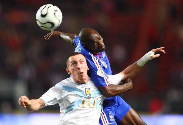 Soccer - UEFA European Championship, EM, Europameisterschaft 2008 Qualifying, Group B, France vs Scotland - Paris France s Claude Makelele and Scotland s Scott Brown battle for the ball during the UEFA European Championship Qualifying match, Group B, France vs Scotland at at Parc des Princes in Paris, France on September 12, 2007. Scotland won 1-0. Photo Christian Liewig ABACAPRESS.COM Paris France Copyright: xLiewigxChristian ABACAx 131574_18 LiewigxChristian ABACAx 131574_18