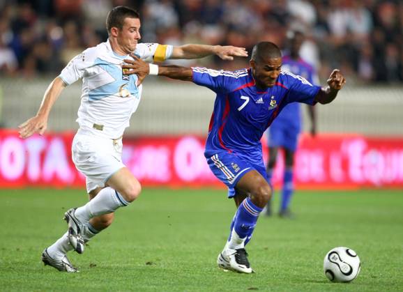 Soccer - UEFA European Championship, EM, Europameisterschaft 2008 Qualifying, Group B, France vs Scotland - Paris France s Florent Malouda and Scotland s Barry Ferguson battle for the ball during the UEFA European Championship Qualifying match, Group B, France vs Scotland at at Parc des Princes in Paris, France on September 12, 2007. Scotland won 1-0. Photo Christian Liewig ABACAPRESS.COM Paris France Copyright: xLiewigxChristian ABACAx 131574_19 LiewigxChristian ABACAx 131574_19