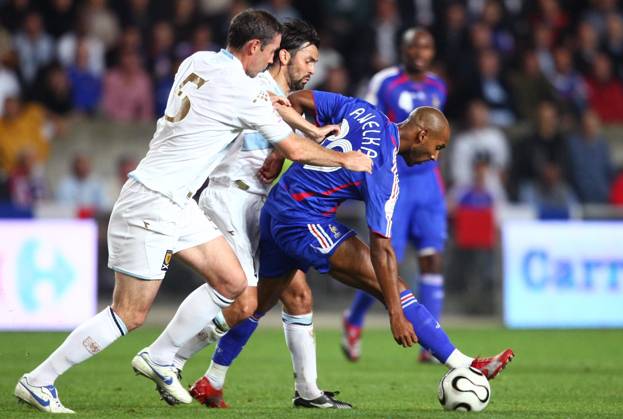 Soccer - UEFA European Championship, EM, Europameisterschaft 2008 Qualifying, Group B, France vs Scotland - Paris France s Nicolas anelka and Scotland s David Weir battle for the ball during the UEFA European Championship Qualifying match, Group B, France vs Scotland at at Parc des Princes in Paris, France on September 12, 2007. Scotland won 1-0. Photo Christian Liewig ABACAPRESS.COM Paris France Copyright: xLiewigxChristian ABACAx 131574_24 LiewigxChristian ABACAx 131574_24