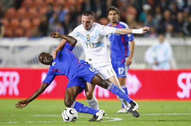 Soccer - UEFA European Championship, EM, Europameisterschaft 2008 Qualifying, Group B, France vs Scotland - Paris Frances Claude Makelele and Scotland s John O Connor battle for the ball during the UEFA European Championship Qualifying match, Group B, France vs Scotland at Parc des Princes in Paris, France on September 12, 2007. Sotland won 1-0. Photo Christian Liewig ABACAPRESS.COM Paris France Copyright: xLiewigxChristian ABACAx 131574_31 LiewigxChristian ABACAx 131574_31