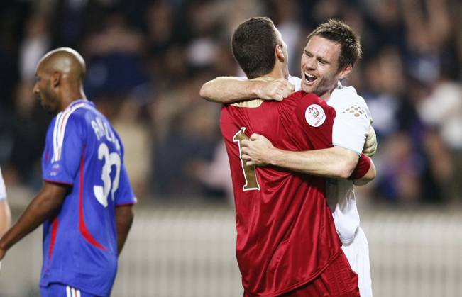 Soccer - UEFA European Championship, EM, Europameisterschaft 2008 Qualifying, Group B, France vs Scotland - Paris Scotland s Craig Gordon (left) and Graham Alexander celebrate at the final whistle during the UEFA European Championship Qualifying match, Group B, France vs Scotland at Parc des Princes in Paris, France on September 12, 2007. Sotland won 1-0. Photo Christian Liewig ABACAPRESS.COM Paris France Copyright: xLiewigxChristian ABACAx 131574_53 LiewigxChristian ABACAx 131574_53