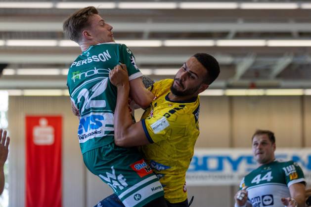 Erik Persson FRISCH AUF Goeppingen, 22 in duel against Philipp Ahouansou Rhein Neckar Loewen, 19 GER, Rhein Neckar Loewen vs FRISCH AUF Goeppingen, Handball, S Cup Altensteig, Final, 30 07 2023 GER, Rhein Neckar Loewen vs FRISCH AUF Goeppingen, Handball, S Cup Altensteig, Final, 30 07 2023 Altensteig Copyright: xEibnerxPressefotox xOliverxSchmix EP_OST