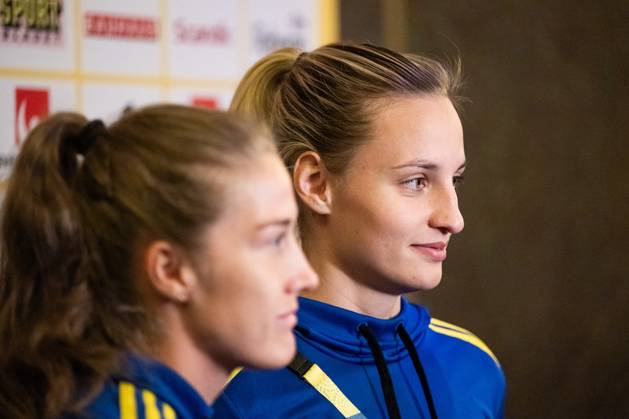 230813 Filippa Angeldahl and Nathalie Björn of the Swedish women s national soccer team are interviewed at a press event during the FIFA Women s World Cup on August 13, 2023 in Auckland Photo Mathias Bergeld BILDBYRAN code MB MB0688 fotboll football soccer fotball fotbolls vm verdensmästerskap vm fifa womens world cup pressträff event meeting sverige a sweden 25 dam bbeng intervju interview Copyright: MATHIASxBERGELD BB230813MB036