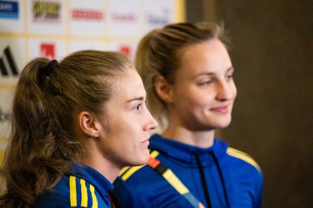230813 Filippa Angeldahl and Nathalie Björn of the Swedish women s national soccer team are interviewed at a press event during the FIFA Women s World Cup on August 13, 2023 in Auckland Photo Mathias Bergeld BILDBYRAN code MB MB0688 fotboll football soccer fotball fotbolls vm verdensmästerskap vm fifa womens world cup pressträff event meeting sverige a sweden 25 dam bbeng intervju interview Copyright: MATHIASxBERGELD BB230813MB037