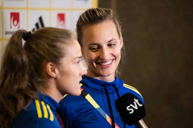 230813 Filippa Angeldahl and Nathalie Björn of the Swedish women s national soccer team are interviewed at a press event during the FIFA Women s World Cup on August 13, 2023 in Auckland Photo Mathias Bergeld BILDBYRAN code MB MB0688 fotboll football soccer fotball fotbolls vm verdensmästerskap vm fifa womens world cup pressträff event meeting sverige a sweden 25 dam bbeng intervju interview Copyright: MATHIASxBERGELD BB230813MB038