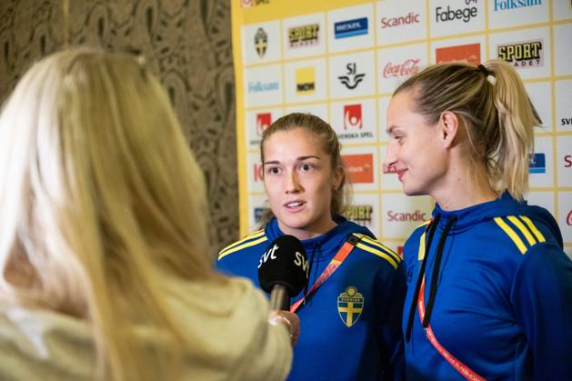 230813 Filippa Angeldahl and Nathalie Björn of the Swedish women s national soccer team are interviewed at a press event during the FIFA Women s World Cup on August 13, 2023 in Auckland Photo Mathias Bergeld BILDBYRAN code MB MB0688 fotboll football soccer fotball fotbolls vm verdensmästerskap vm fifa womens world cup pressträff event meeting sverige a sweden 25 dam bbeng intervju interview Copyright: MATHIASxBERGELD BB230813MB039