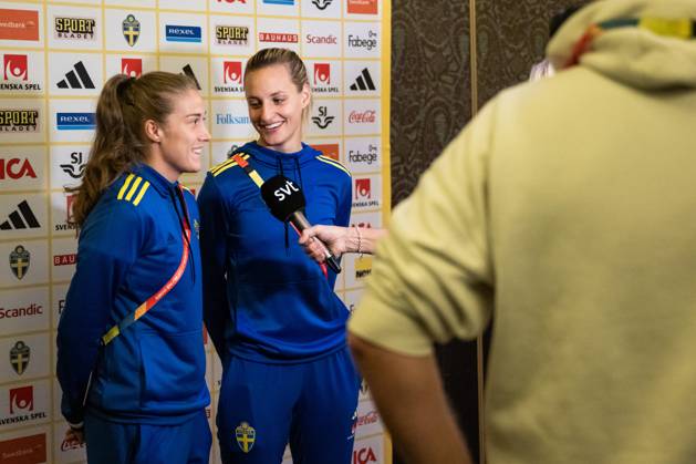 230813 Filippa Angeldahl and Nathalie Björn of the Swedish women s national soccer team are interviewed at a press event during the FIFA Women s World Cup on August 13, 2023 in Auckland Photo Mathias Bergeld BILDBYRAN code MB MB0688 fotboll football soccer fotball fotbolls vm verdensmästerskap vm fifa womens world cup pressträff event meeting sverige a sweden 25 dam bbeng intervju interview Copyright: MATHIASxBERGELD BB230813MB040