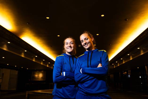 230813 Filippa Angeldahl and Nathalie Björn of the Swedish women s national soccer team pose for a picture at a press event during the FIFA Women s World Cup on August 13, 2023 in Auckland Photo Mathias Bergeld BILDBYRAN code MB MB0688 football soccer fotball fotbolls vm verdensmästerskap vm fifa womens world cup pressträff event meeting sverige a sweden 25 dam bbeng portrait porträtt Copyright: MATHIASxBERGELD BB230813MB042