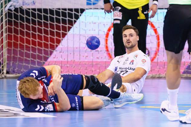 Simon Pytlick SG Flensburg Handewitt, 02 and Dani Baijens Handball Sport Verein Hamburg, 77 after colliding on the ground SG Flensburg Handewitt vs Handball Sport Verein Hamburg, Handball, Matchday 1, Season 2023 2024, 24 08 2023 SG Flensburg Handewitt vs Handball Sport Verein Hamburg, Handball, Matchday 1, Season 2023 2024, 24 08 2023 Flensburg Copyright: xEibnerxPressefoto MarcelxvonxFehrnx EP_MFN