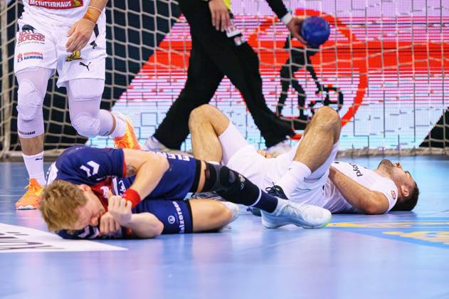 Simon Pytlick SG Flensburg Handewitt, 02 and Dani Baijens Handball Sport Verein Hamburg, 77 after colliding on the ground SG Flensburg Handewitt vs Handball Sport Verein Hamburg, Handball, Matchday 1, Season 2023 2024, 24 08 2023 SG Flensburg Handewitt vs Handball Sport Verein Hamburg, Handball, Matchday 1, Season 2023 2024, 24 08 2023 Flensburg Copyright: xEibnerxPressefoto MarcelxvonxFehrnx EP_MFN