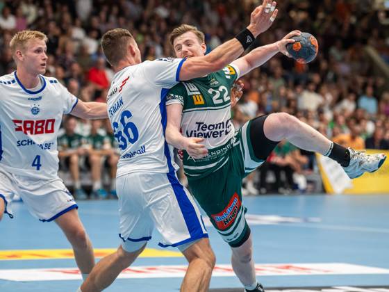 Erik Persson Frisch Auf Goeppingen, 22 in duel with Stepan Zeman VfL Gummersbach, 66 , Frisch Auf Goeppingen vs VfL Gummersbach, 1 Bundesliga, Handball, Men, 09 09 2023 Frisch Auf Goeppingen vs VfL Gummersbach, 1 Bundesliga, Handball, Men, 09 09 2023 Goeppingen Copyright: xEIBNER MichaelxSchmidtx EP_MST