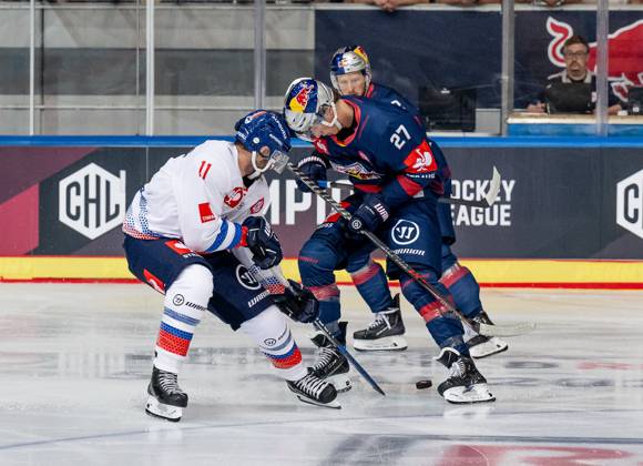 Fight for the puck duel between Daniel Jakubitzka HC Tiwak Innsbruck, 11 and Veit Oswald EHC Red Bull Muenchen, 27 GER, EHC Red Bull Muenchen vs HC TIWAK Innsbruck, ice hockey, Champions Hockey League, group stage, 4 match day, season 2023 2024, 10 09 2023 GER, EHC Red Bull Muenchen vs HC TIWAK Innsbruck, ice hockey, Champions Hockey League, group stage, 4 match day, season 2023 2024, 10 09 2023 Muenchen Copyright: xEibner-Pressefoto HeikexFeinerx EP_HFR