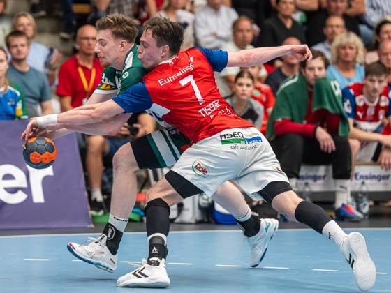 Erik Persson Frisch Auf Goeppingen, 22 in duel with Leif Tissier Handball Sport Verein Hamburg, 07 , Frisch Auf Goeppingen vs Handball Sport Verein Hamburg, 1 Bundesliga, Handball, Men, 21 09 2023 Frisch Auf Goeppingen vs Handball Sport Verein Hamburg, 1 Bundesliga, Handball, Men, 21 09 2023 Goeppingen Copyright: xEIBNER MichaelxSchmidtx EP_MST