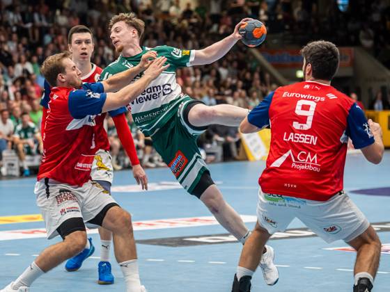 Erik Persson Frisch Auf Goeppingen, 22 in duel with Niklas Weller Handball Sport Verein Hamburg, 13 , Frisch Auf Goeppingen vs Handball Sport Verein Hamburg, 1 Bundesliga, Handball, Men, 21 09 2023 Frisch Auf Goeppingen vs Handball Sport Verein Hamburg, 1 Bundesliga, Handball, Men, 21 09 2023 Goeppingen Copyright: xEIBNER MichaelxSchmidtx EP_MST