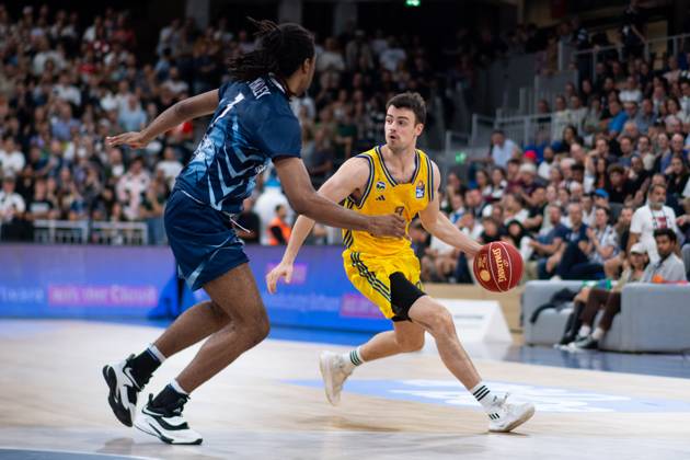 Jonas Mattisseck Alba Berlin, 09 in duel with Isaiah Whaley MLP Academics Heidelberg, 01 , GER, MLP Academics Heidelberg vs Alba Berlin, easycredit Basketball Bundesliga, 1 matchday, season 2023 2024, 28 09 2023 GER, MLP Academics Heidelberg vs Alba Berlin, easycredit Basketball Bundesliga, 1 matchday, season 2023 2024, 28 09 2023 Heidelberg Copyright: xEibner-Pressefoto Memmlerx EP_MMR