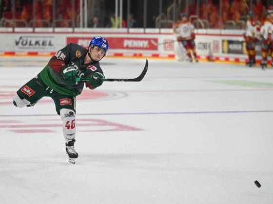 Moritz Elias Augsburger Panther, 46 has pulled off and looks after the puk Duesseldorfer EG vs Augsburger Panther, ice hockey, penny DEL, season 2023 2024, 05 matchday, 29 09 2023 Duesseldorfer EG vs Augsburger Panther, ice hockey, penny DEL, season 2023 2024, 05 matchday , 29 09 2023 Duesseldorf Copyright: xEibner-Pressefoto ThomasxHaeslerx EP_THR