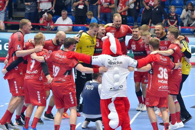 Cheers, joy after the victory Nebojsa Simic goalkeeper MT Melsungen 16 , Timo Kastening MT Melsungen 73 , Julius Kuehn MT Melsungen 5 back , Elvar Oern Jonsson MT Melsungen 19 , David Mandic MT Melsungen 7 , GER, MT Melsungen TSV Hannover Burgdorf, Handball, 1 Bundesliga Maenner 5 Spieltag, 29 09 2023, GER, MT Melsungen TSV Hannover Burgdorf, Handball, 1 Bundesliga Maenner, 5 Spieltag, 29 09 2023 Kassel Copyright: xEibner-Pressefotox-xRolandxSippelx EP_RSL