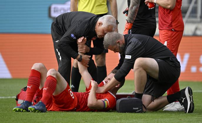 Patrick Mainka 1 FC Heidenheim 1846 FCH 06 injured injury attendant 1 FC Heidenheim 1846 FCH vs 1 FC Union Berlin FCU 30 09 2023 DFL REGULATES PROHIBIT ANY USE OF PHOTOGRAPHS AS IMAGE SEQUENCES AND OR QUASI VIDEO 1 FC Heidenheim 1846 FCH vs 1 FC Union Berlin FCU
