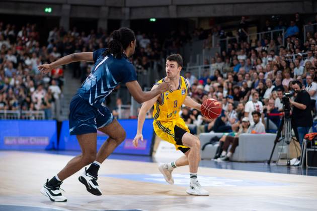 Jonas Mattisseck Alba Berlin, 09 in duel with Isaiah Whaley MLP Academics Heidelberg, 01 , GER, MLP Academics Heidelberg vs Alba Berlin, easycredit Basketball Bundesliga, 1 matchday, season 2023 2024, 28 09 2023 GER, MLP Academics Heidelberg vs Alba Berlin, easycredit Basketball Bundesliga, 1 matchday, season 2023 2024, 28 09 2023 Heidelberg Copyright: xEibner-Pressefoto Memmlerx EP_MMR