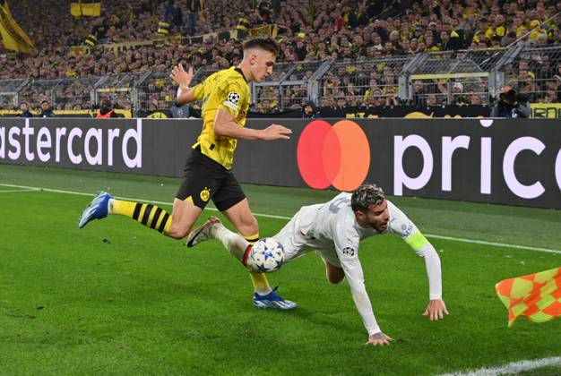 Nico Schlotterbeck Borussia Dortmund , li , vs Theo Hernandez AC Milan 04 10 2023, Football Champions League, 2023 2024 season, preliminary round, matchday 2, Borussia Dortmund AC Milan Dortmund Signal Iduna Park Nordrhein Westfalen Germany Team2