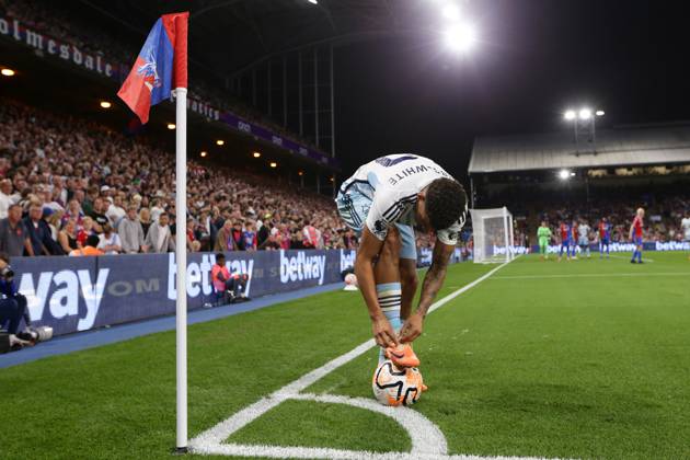 Crystal Palace gegen Nottingham Forest 07 Oktober 2023, London Premier League Fußball Crystal Palace gegen Nottingham Forest Morgan Gibbs White von Nottingham Forest schnürt seine Schnürsenkel Foto Jacques Feeney Abseits London UK  Copyright: xJacquesxFeeneyx xOffsidexOffside