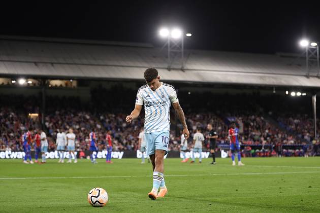 Crystal Palace gegen Nottingham Forest 07. Oktober 2023, London Premier League Fußball Crystal Palace gegen Nottingham Forest Morgan Gibbs White von Nottingham Forest führt einen Eckball aus Foto Jacques Feeney Abseits London UK  Copyright: xJacquesxFeeneyx xOffsidexOffside